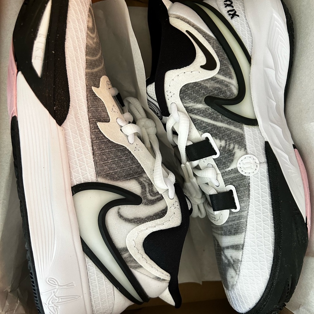 Nike Black and White Athletic Shoes with Dynamic Design - Kyrie Irving